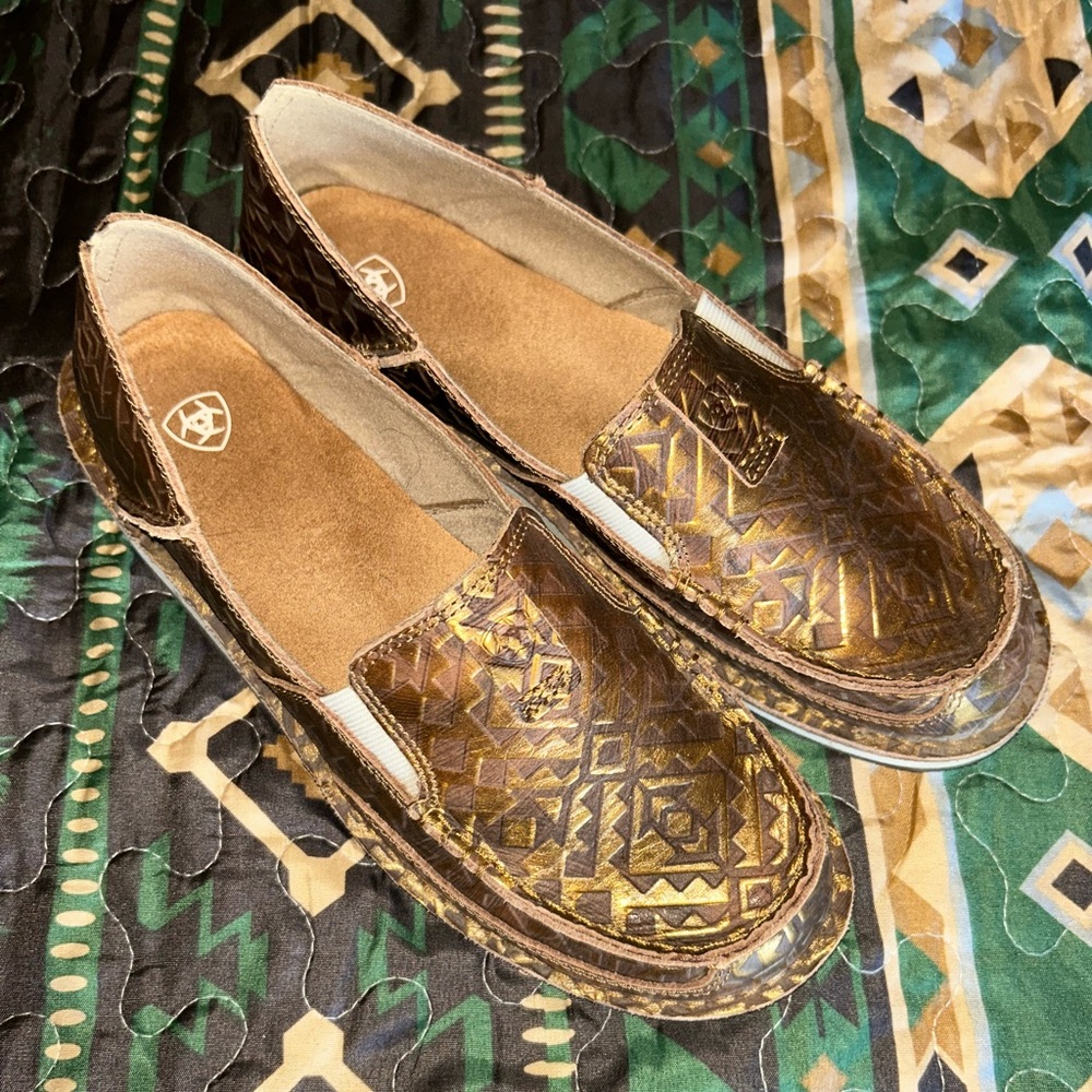 Women’s Ariat cruisers size 10 worn once